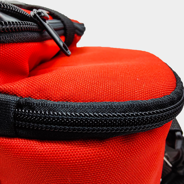 close up  of the zipper of the red 3 container meal bag