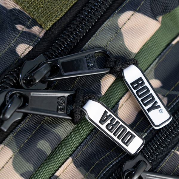 zippers of the green camo military bag 